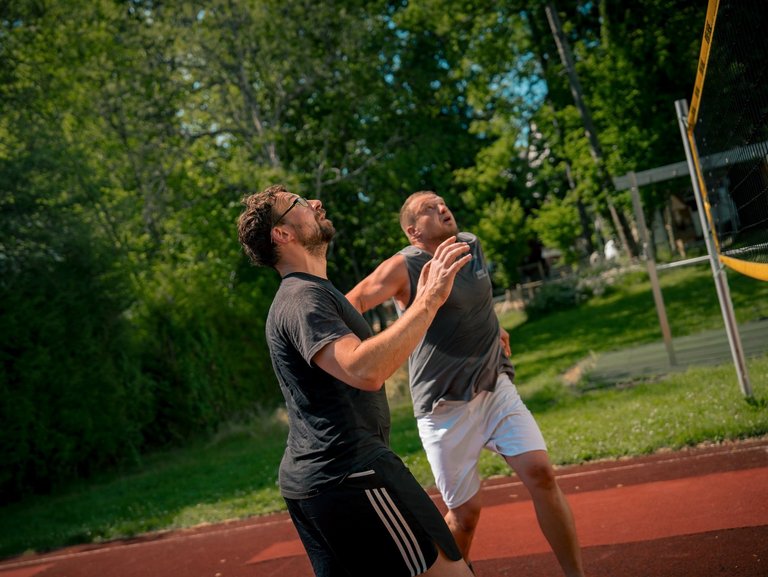 Zwei Männer spielen Volleyball.